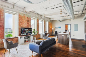 Spacious Downtown Loft-Gym-Pool-Free Valet Parking